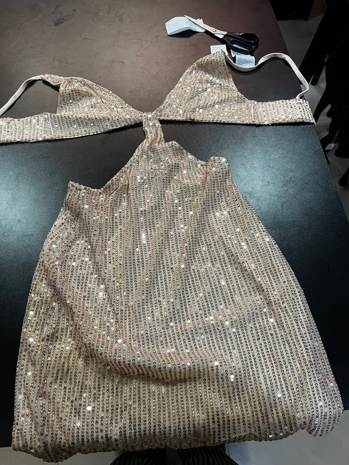 Vestido brilhante bege